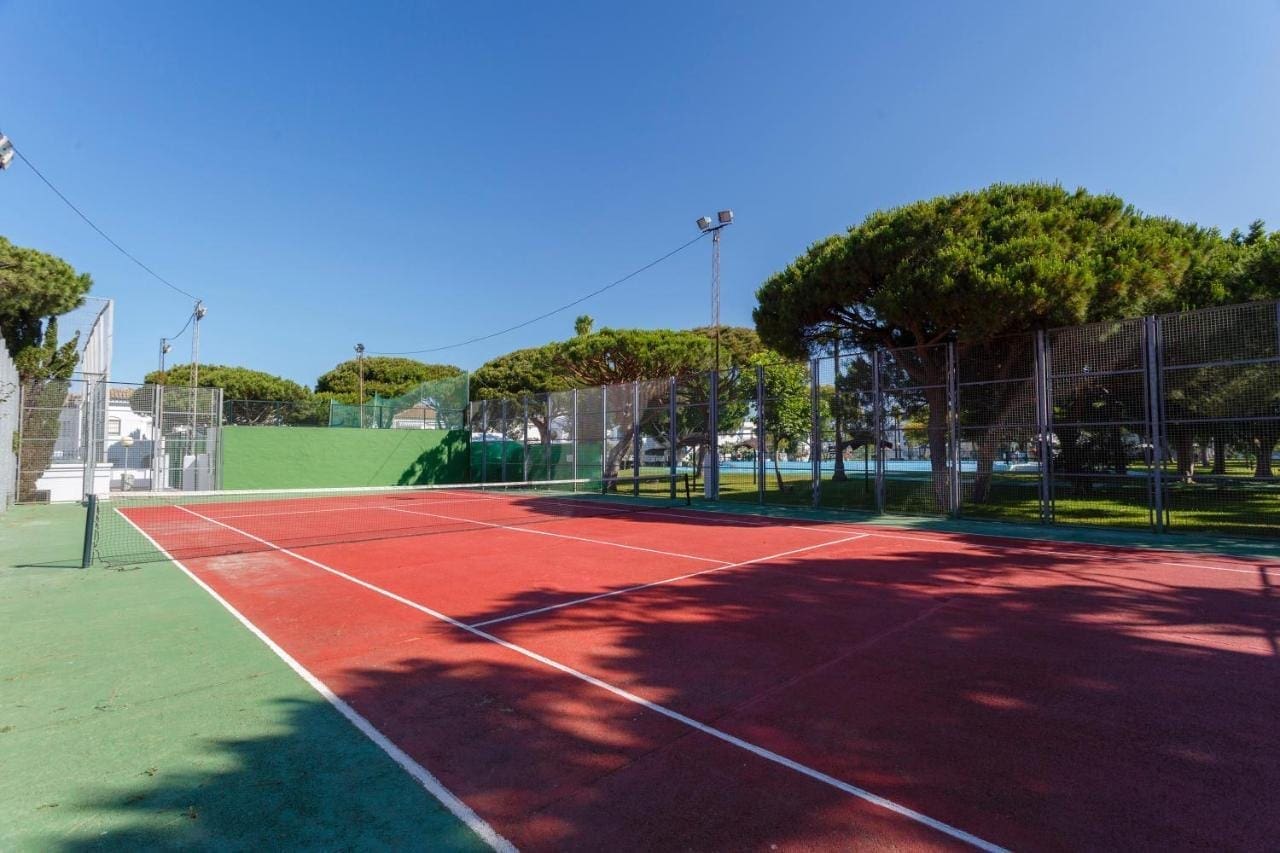 Almadraba Sancti Petri  Grupo DUNNA pista tenis